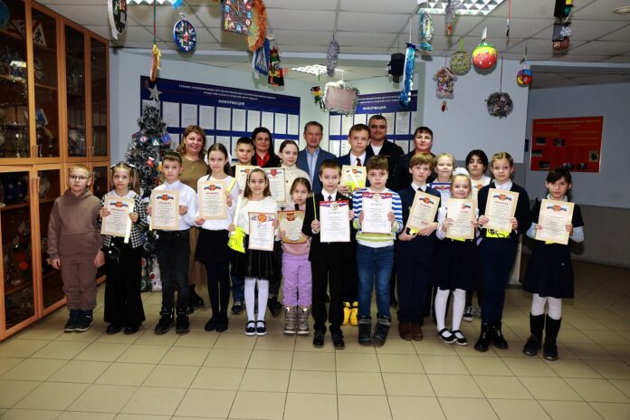 В Подольске полицейские совместно с общественником наградили участников конкурса на лучшую новогоднюю игрушку