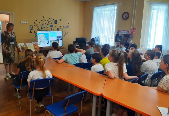 Информационно-познавательный час «Страниц печатных славные начала» прошел в подольской библиотеке №11