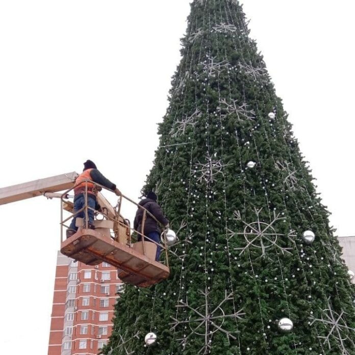 В Подольске демонтируют новогодние ели
