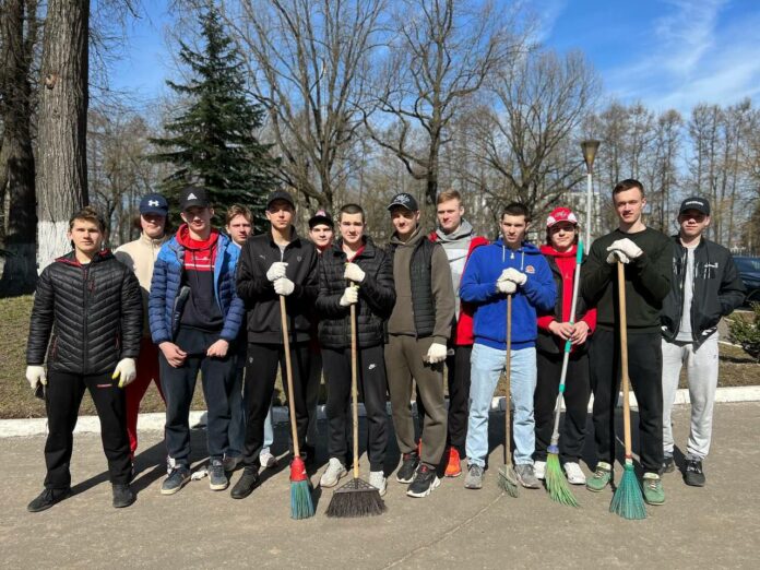 Хоккеисты СШОР «Витязь» присоединились к общегородскому субботнику
