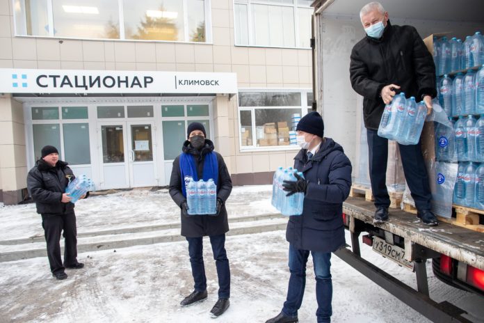 В ПОДОЛЬСКЕ «ЕДИНАЯ РОССИЯ» ПЕРЕДАЛА ПИТЬЕВУЮ ВОДУ В ТРИ КОВИД-ЦЕНТРА