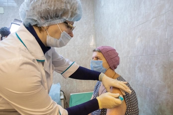 Вакцинация от коронавируса показана летом