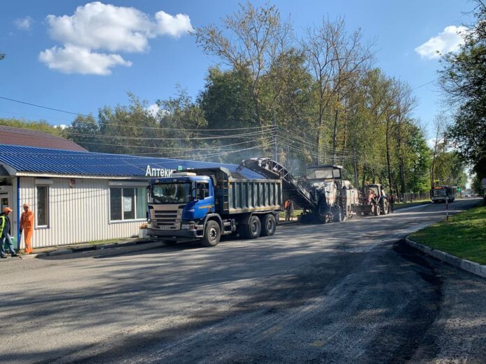 На проспекте 50-летия Октября идет ремонт дороги