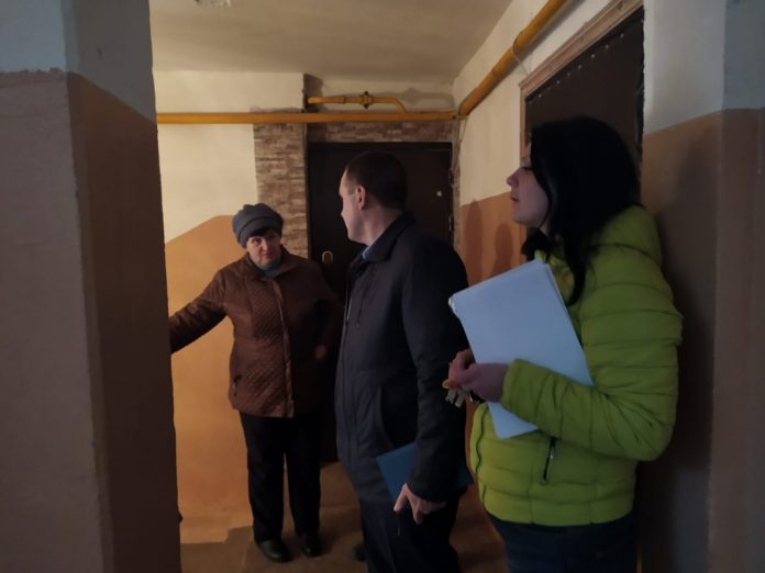 В домах поселка Сынково проверили качество уборки подъездов