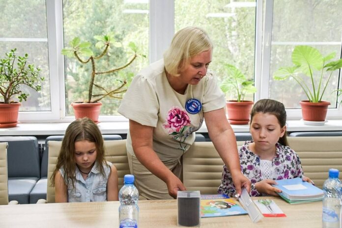 Депутат от «Единой России» помогла семьям беженцев из ЛДНР в подготовке детей к новому...