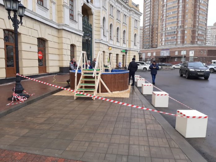 В микрорайоне округа идет подготовка к крещенским купаниям