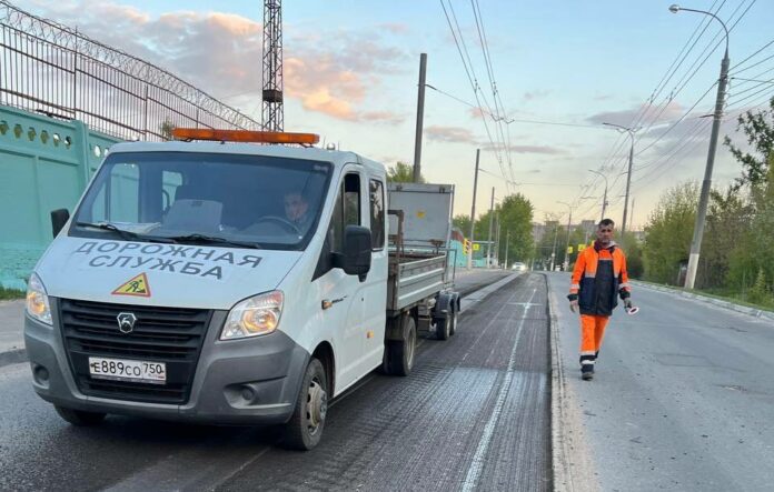 На Железнодорожной улице Подольска меняют дорожное покрытие