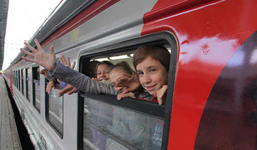 До конца 2021 года школьники могут передвигаться на поездах дальнего следования за полцены