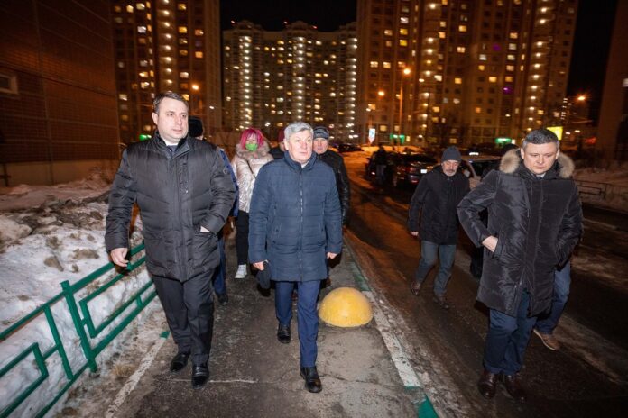 Дмитрий Жариков проконтролировал ситуацию с вывозом мусора и содержанием дворовых территорий в мкр. Кузнечики