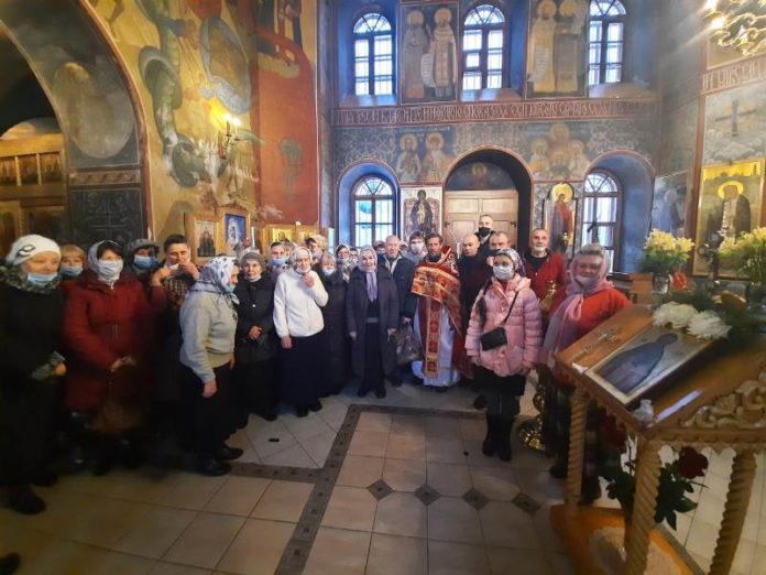 В храме Воскресения Словущего совершили Божественную литургию