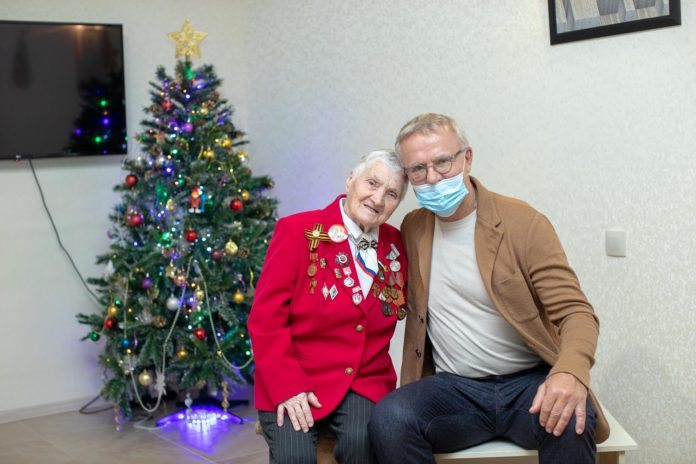 Вячеслав Фетисов поздравил ветерана из Подольска с наступающим Новым годом