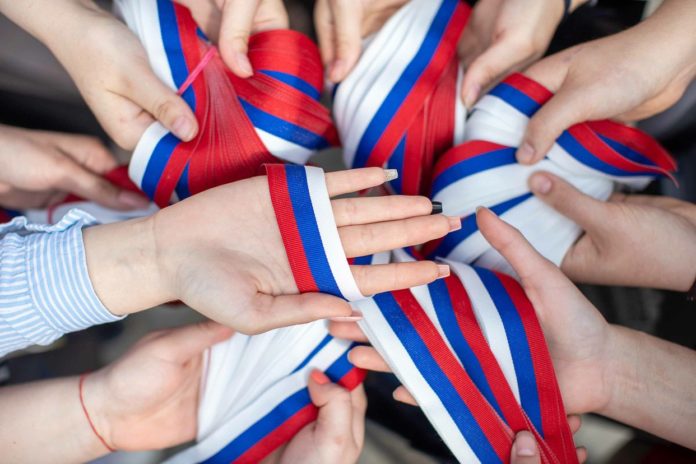 В День России в округе раздали 2,5 тысячи ленточек-триколоров