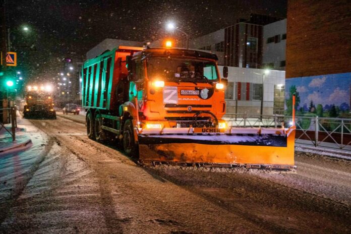 Коммунальные службы борются с последствиями мощного снегопада 