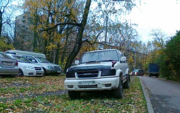 Госадмтехнадзор пресек три случая парковки на газонах