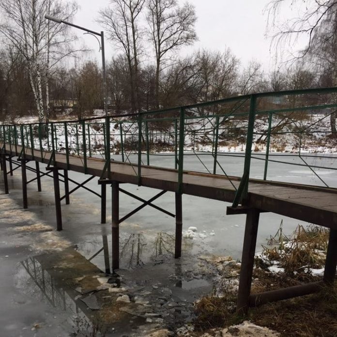 Произведен ремонт мост через реку Петрицу