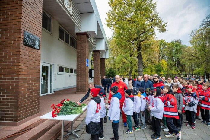 Мемориальную доску нашему земляку Дмитрию Тараеву открыли на здании учебно-тренировочного центра Ледового дворца «Витязь»