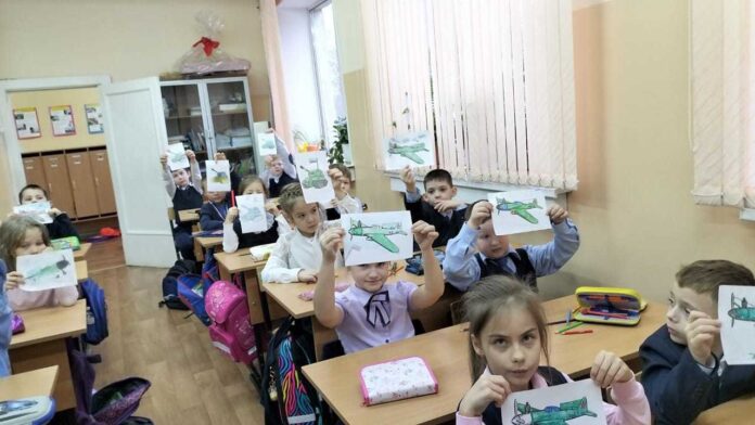 В школе № 5 в микрорайоне Климовск почтили память героев-панфиловцев