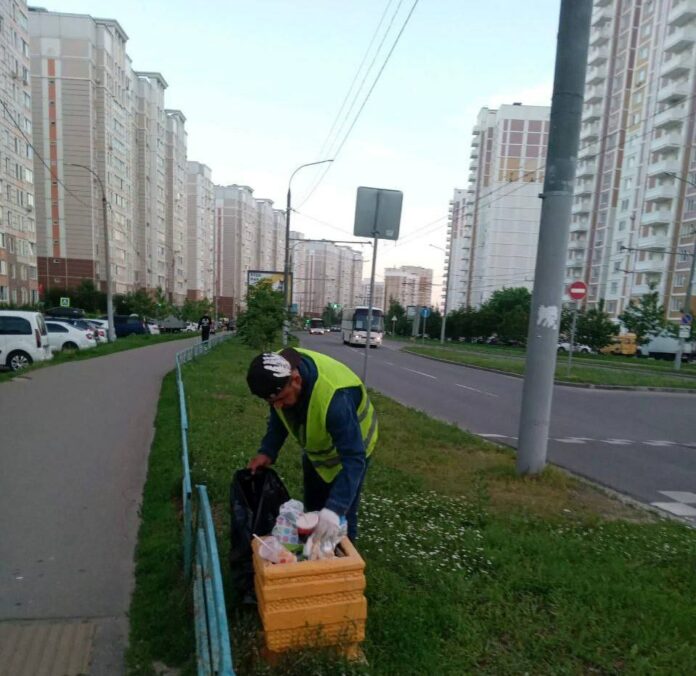 Коммунальные службы продолжают наводить порядок на общественных территориях и дорогах Городского округа Подольск