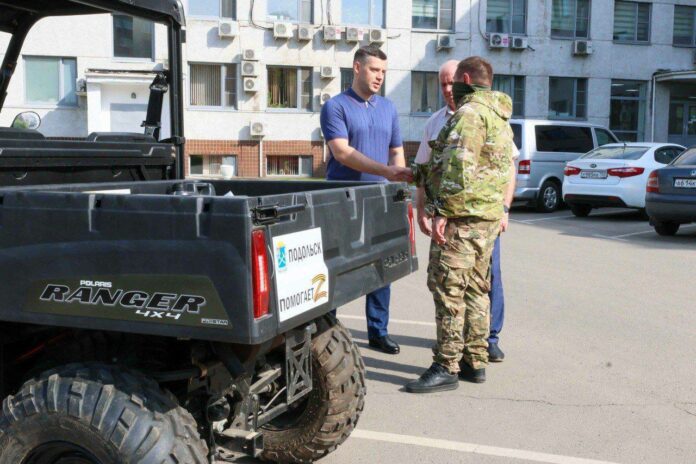 Секретарь подольского отделения партии «Единая Россия» передал бойцу СВО ключ от багги