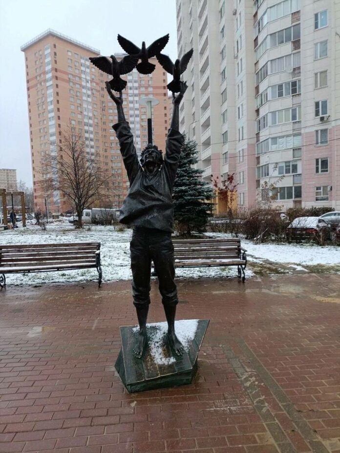 Полиция Подольска ищет нарушителей, разрисовавших скульптуру в Благовещенском сквере