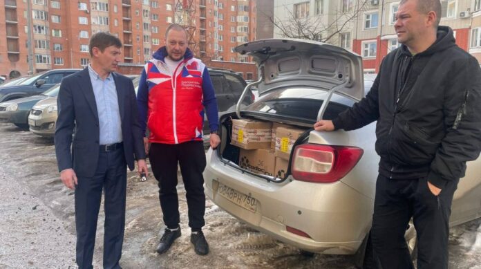 Член фракции «Единая Россия» помог в погрузке и передаче более 800 окопных свечей