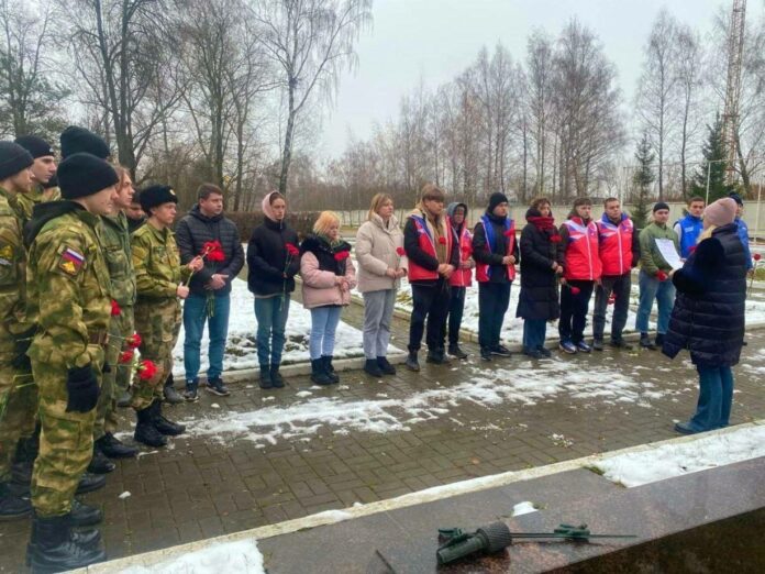 Подольские молодогвардейцы возложили цветы к могилам неизвестных воинов в День Неизвестного солдата