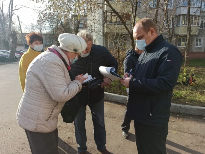 Содержание дворовой территории и уборку подъездов проконтролировал первый заместитель главы администрации 26 октября