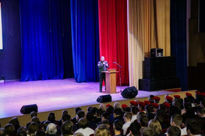 Более 400 школьников приняли участие в акции «Есть такая профессия – Родину защищать!» в...