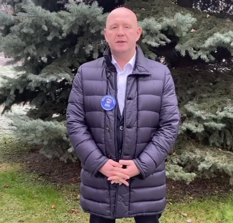 Депутат Денис Бесогонов поздравляет с Днем рождения Всероссийскую политическую партию «Единая Россия»