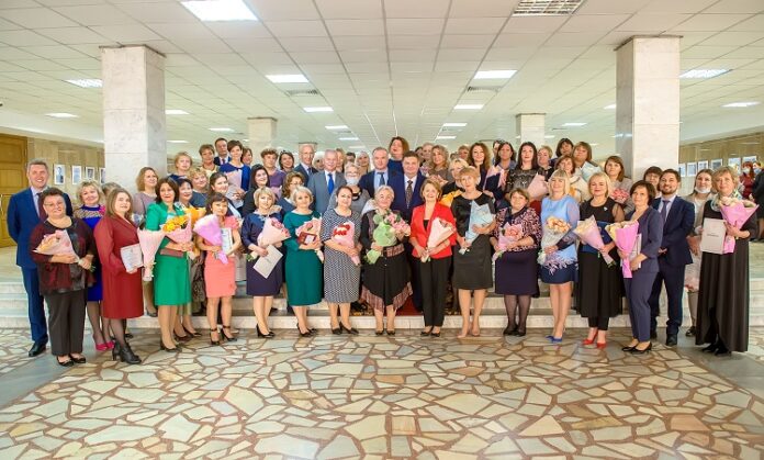 Глава муниципалитета Николай Пестов поздравил учителей с профессиональным праздником