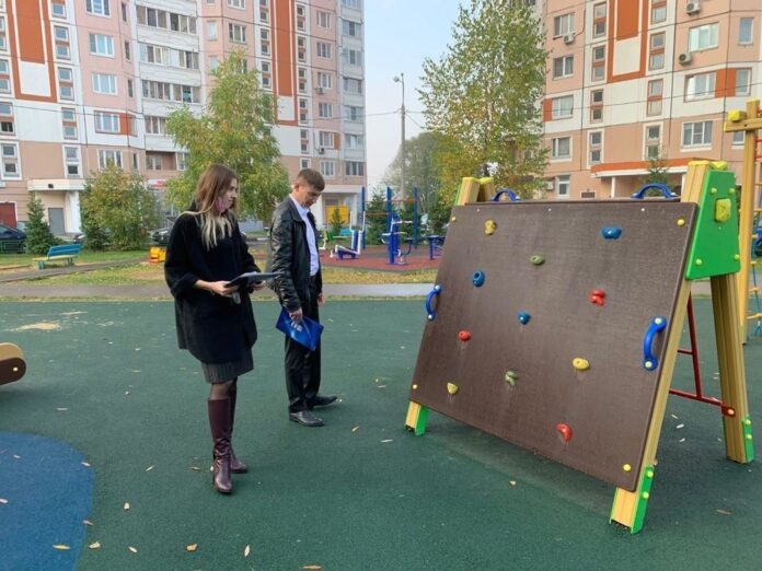 Состояние двух детских площадок на Силикатной-2 проверил депутат Сергей Кулев