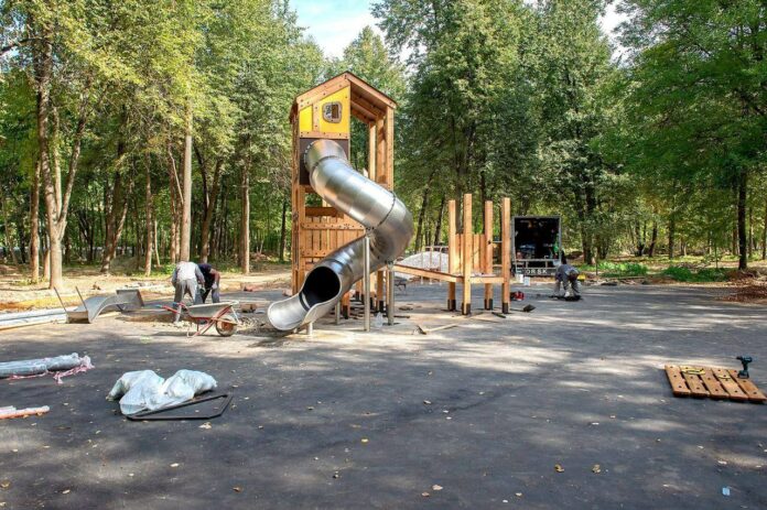 Приступили к установке малых архитектурных форм в лесопарковой части сквера 200-летия Подольска