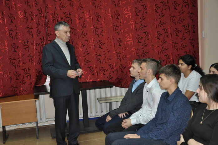 В  Подольске общественники и ветераны провели урок мужества для старшеклассников