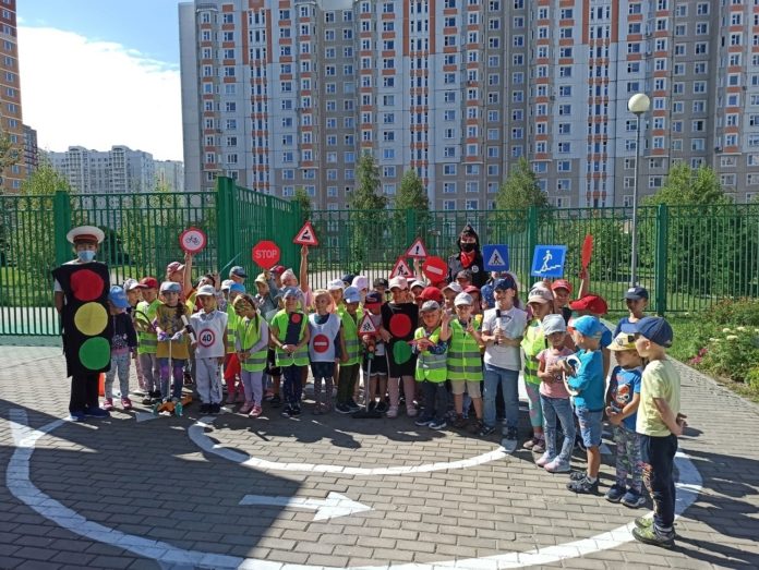 Меропреятие посвященное Международному дню светофора провели сотрудники Госавтоинспекции для детсадовцев