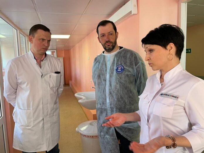 Депутат Виктор Щукин посетил отделение патологии новорожденных и недоношенных детей в Подольском родильном доме