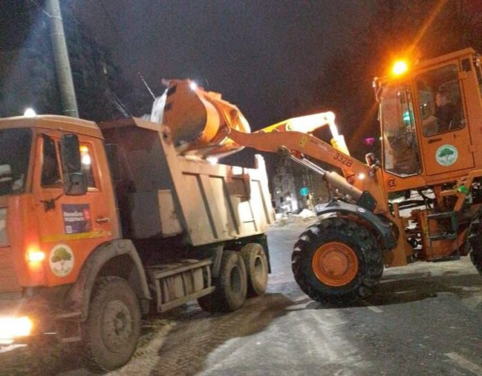 В Подольске продолжают убирать лед и снег с общественных пространств и улично-дорожной сети