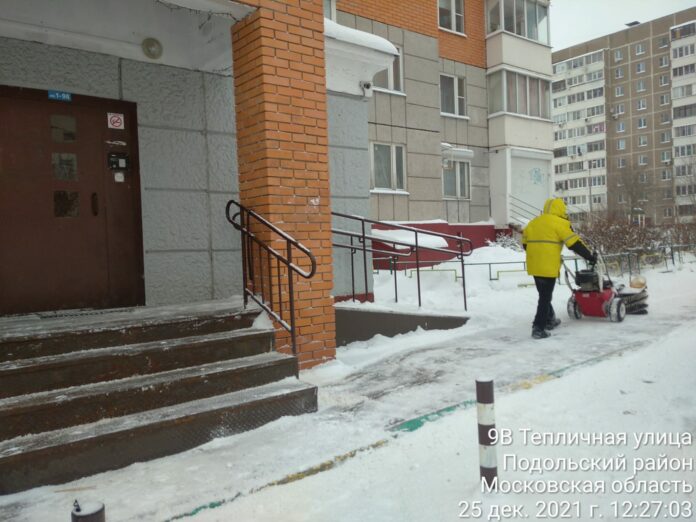 В уборке дворовых территорий задействовано 577 дворников и более 100 единиц техники