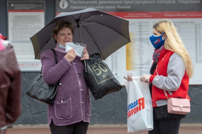 Представители организации «Молодая гвардия» начали бесплатно раздавать медицинские маски в Большом Подольске