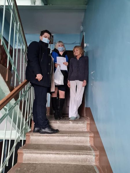 Местные партийцы оказали адресную помощь