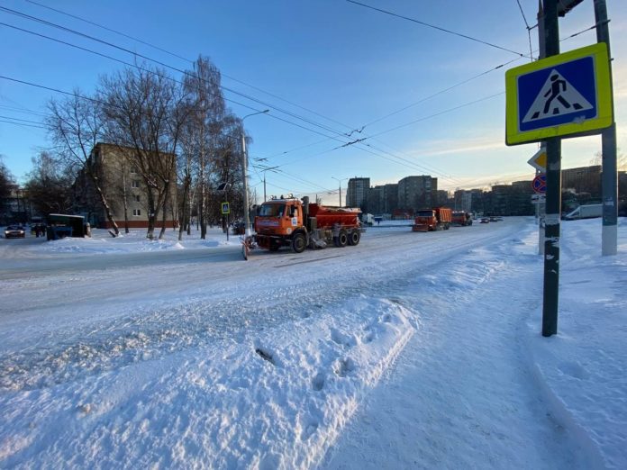 Муниципальная техника подключилась к устранению последствий снегопада на дорогах Московской области