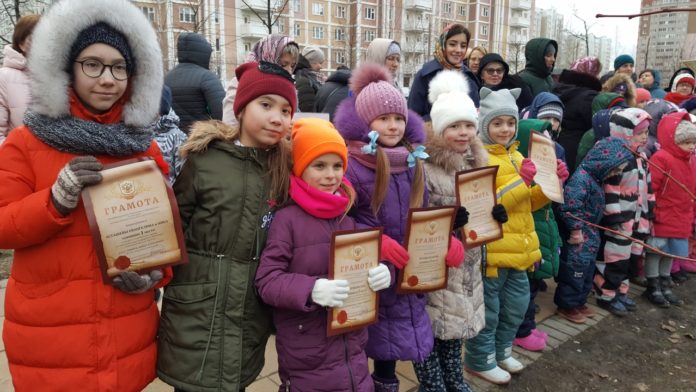 Конкурс «Новогодний карнавал игрушек» прошел в микрорайоне Кузнечики