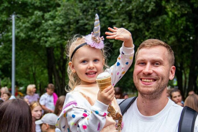 Свыше 200 подольчан посетили представление «Холодное сердце» в мкр. Красная Горка