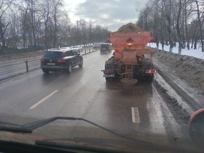 На дорожной сети городского округа проводится противогололедная обработка и очистка