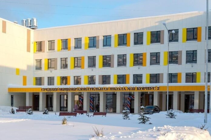 Губернатор Московской области Андрей Воробьёв отметил новую школу в Кузнечиках, в ходе своего ежегодного...