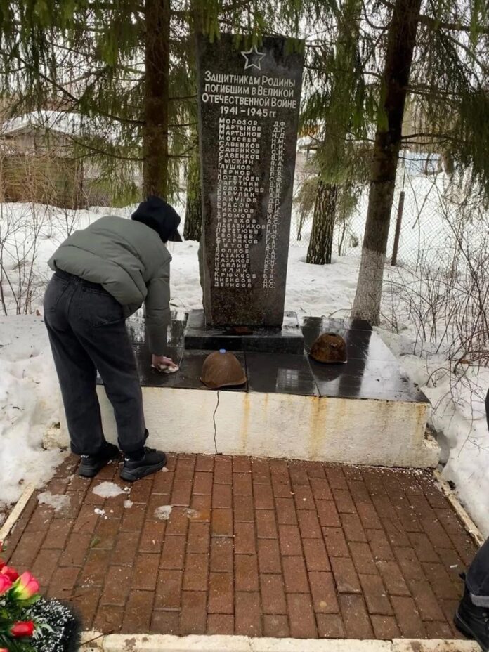 Памятник «Защитникам Родины погибшим в Великой Отечественной войне» в деревне Лаговское привели в порядок...