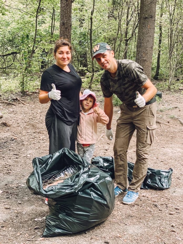 Воскресный субботник в лесу Подольска провели жители ЖК «Весенний»