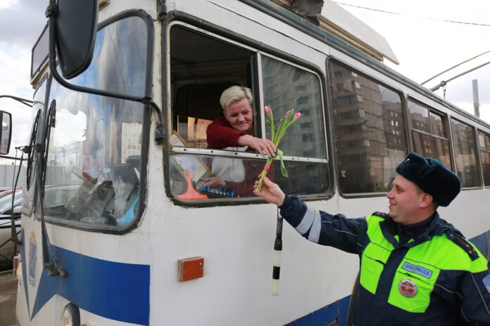 Салоны троллейбусов украшены Новогодними игрушками изготовленные школьниками г.о. Подольск