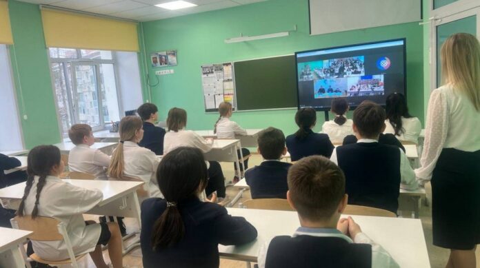 В МОУ СОШ N 18 им. Подольских курсантов прошёл урок по цифровой грамотности и...