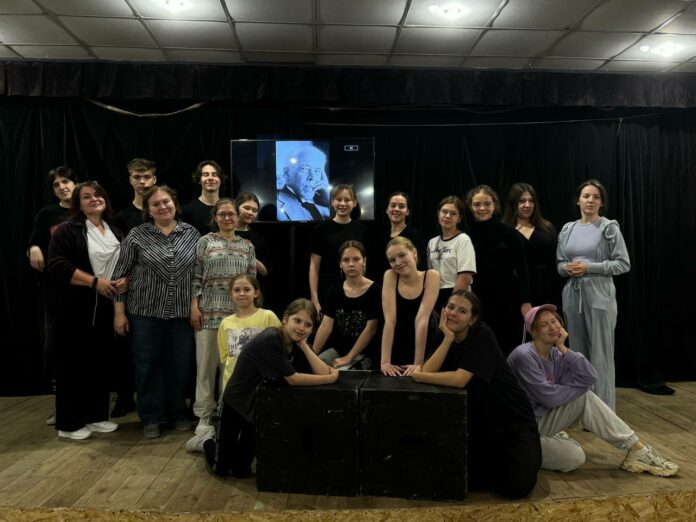 Юные актёры из театрального лагеря ДК ЗиО представили спектакль