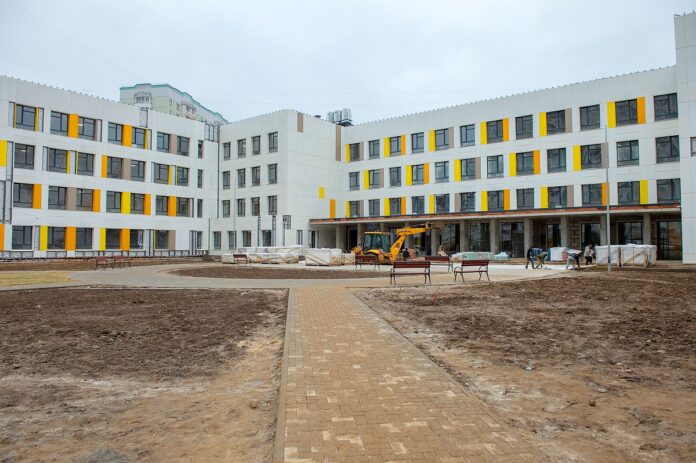 В новой школе продолжаются строительные работы